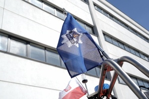 ujęcie na flagę z napisem Policja na łodzi