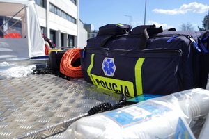 ujęcie na torbę z napisem Policja