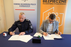 Wojewoda i Komendant podpisują dokumenty