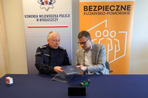 Wojewoda i Komendant wymieniają dokumenty