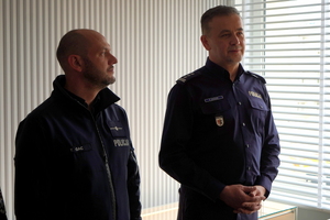 Inspektor Paweł Zawada opowiada uczniom historię przedwojennej Policji Państwowej