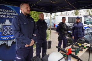 Policjanci OPP w Bydgoszczy na specjalnie przygotowanym stoisku ze sprzętem policyjnym