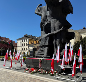 Obchody Święta Flagi na rynku w Bydgoszczy.