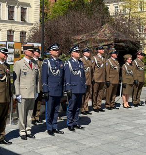 Obchody Święta Flagi na rynku w Bydgoszczy.