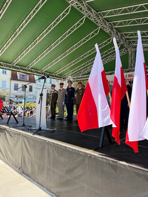 Obchody Święta Flagi na rynku w Bydgoszczy.