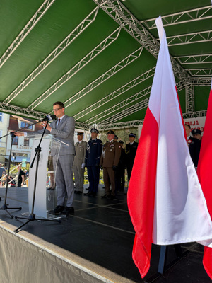 Obchody Święta Flagi na rynku w Bydgoszczy.