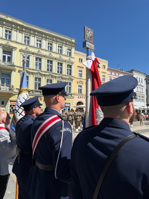 Obchody Święta Flagi na rynku w Bydgoszczy.