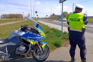 Policjanci podczas pracy na drodze.