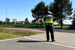 Policjanci podczas pracy na drodze.