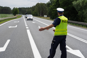 Policjanci podczas pracy na drodze.