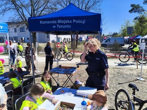 Policjanci na festynie.