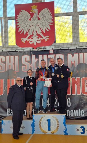 policjanci pozują do zdjęcia z innymi osobami na podium