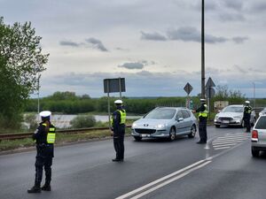 Policjanci ruchu drogowego podczas działań na drodze.