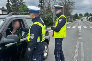 Policjanci ruchu drogowego podczas działań na drodze.