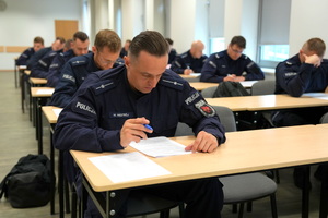 policjanci piszą test