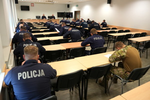 policjanci piszą test