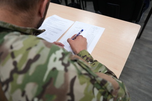 policjanci piszą test
