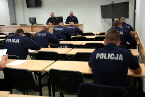 policjanci piszą test