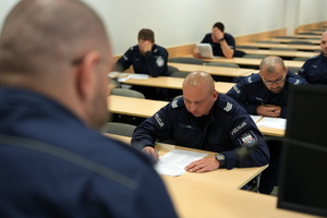 policjanci piszą test