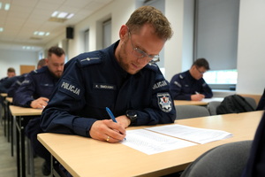 policjanci piszą test