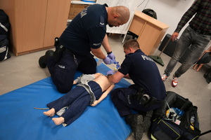 policjanci ćwiczą udzielanie pomocy kwalifikowanej na fantomie