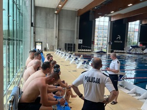 Policyjni wodniacy doskonalą swoje umiejętności na basenie.