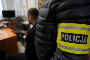 Policjanci Wydziału Kryminalnego doprowadzają zatrzymanych doi prokuratury