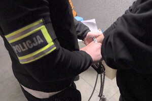Policjanci Wydziału Kryminalnego doprowadzają zatrzymanych doi prokuratury