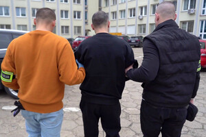Policjanci Wydziału Kryminalnego doprowadzają zatrzymanych doi prokuratury