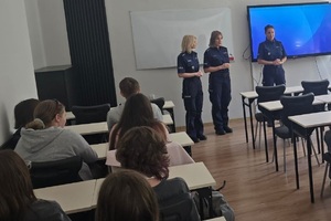 Policjantka w klasie z młodzieżą