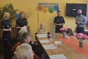 Policjantki i przedstawiciel banku u Seniorów