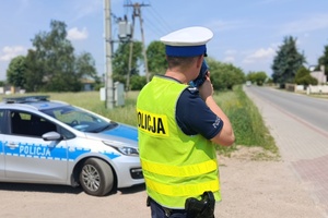 Policjanci ruchu drogowego podczas wykonywania pomiarów prędkości
