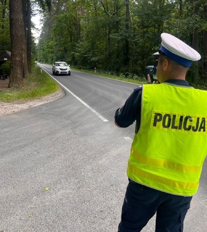 Policjanci ruchu drogowego podczas wykonywania pomiarów prędkości