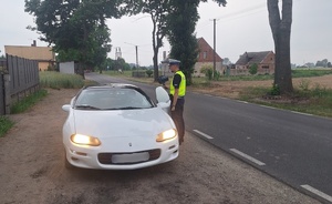 Policjanci ruchu drogowego podczas wykonywania pomiarów prędkości