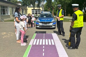 Policjanci ruchu drogowego na spotkaniu z przedszkolakami