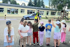 Policjanci ruchu drogowego na spotkaniu z przedszkolakami
