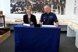 Komendant Wojewódzki Policji w Bydgoszczy podczas podpisania porozumienia