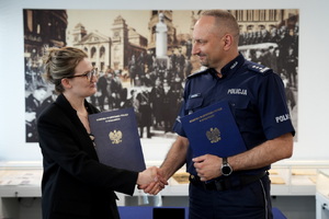 Komendant Wojewódzki Policji w Bydgoszczy podczas podpisania porozumienia