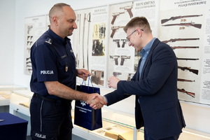 Komendant Wojewódzki Policji w Bydgoszczy podczas podpisania porozumienia