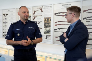 Komendant Wojewódzki Policji w Bydgoszczy podczas podpisania porozumienia
