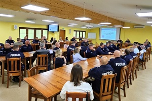 Policjanci uczestniczą w szkoleniu z zakresu przygotowań obronnych