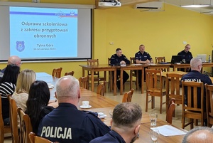Policjanci uczestniczą w szkoleniu z zakresu przygotowań obronnych