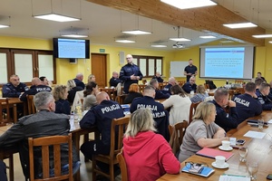 Policjanci uczestniczą w szkoleniu z zakresu przygotowań obronnych