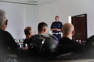 Mężczyźni podczas szkolenia w sali.