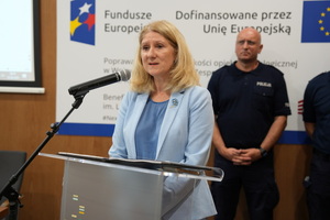 prelegent prowadzi szkolenie i mówi do zaproszonych gości siedzących w sali na krzesłach
