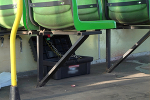 pojemnik z ładunkiem wybuchowym pod krzesłami w tramwaju