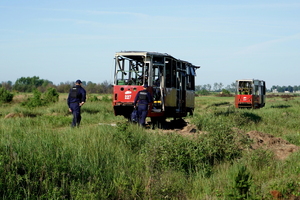 policjanci wchodzą do tramwaju i udzielają pomocy poszkodowanym