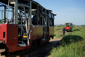 policjanci wchodzą do tramwaju i udzielają pomocy poszkodowanym