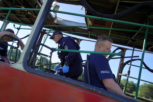 policjanci wchodzą do tramwaju i udzielają pomocy poszkodowanym