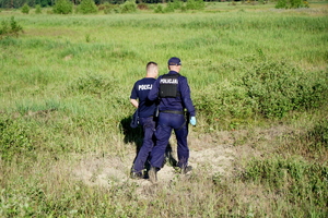 policjanci wchodzą do tramwaju i udzielają pomocy poszkodowanym